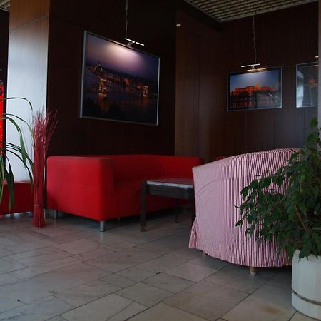 Young Center بودابست المظهر الخارجي الصورة